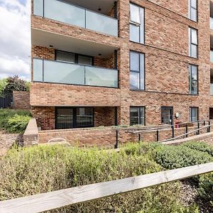 Stylish & Comfortable Top-Floor Flat In Harrow Daire Londra Exterior photo