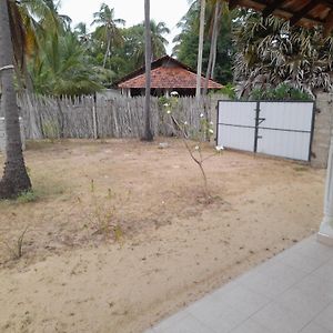 Rosa Kusum Vacation Home Near Kudawa Beach In Kalpitiya Exterior photo
