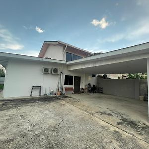 Labuan Cozy Club House Otel Exterior photo