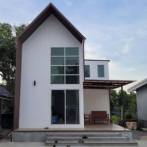 สวนชะลอม Otel Nonthaburi Exterior photo