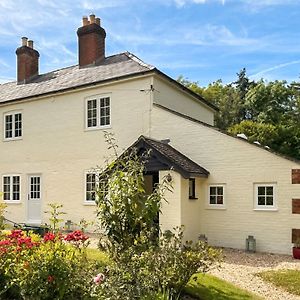 Pigeon Coo Farmhouse Villa Shalfleet Exterior photo