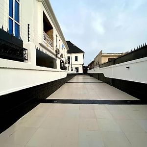 Luxury 2Bed, 24Hrs Light, Netflix, Wifi In Gbagada Daire Lagos Exterior photo