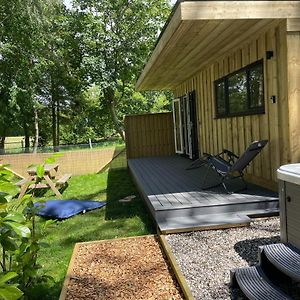 Luxury Chestnut Lodge With Hot Tub And Games Room Toppesfield Exterior photo