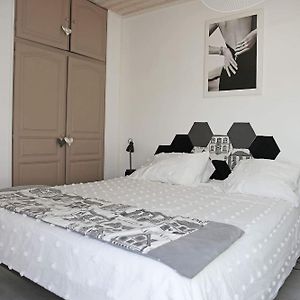 Chambre Triple Sdb Privee Cuisine, Salon Et Coin Repas Partage Otel Ferques Exterior photo