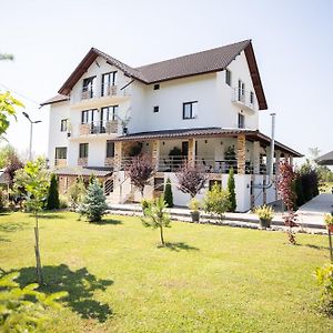 Rem Garden Otel Novaci-Străini Exterior photo