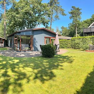 Dubbele Chalet Op Recreatiepark Topparken Op De Veluwe In Beekbergen Met Grote Vrije Tuin En Eigen Parkeerplaats Villa Exterior photo