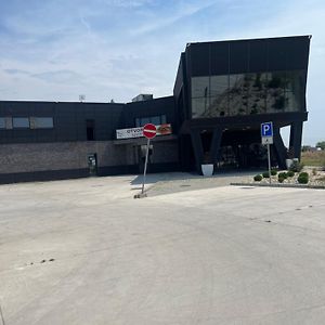 Black Hut Pension Otel Dunajská Streda Exterior photo