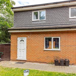 Beautiful Flat In Morden Near Wimbledon Daire Exterior photo