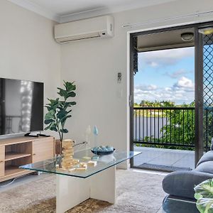 Bright 2-Bed With Private Balcony & Serene View Daire Brisbane Exterior photo