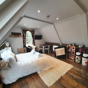 Quaint Studio Loft Room Nr Hampton Court Thames Ditton Exterior photo