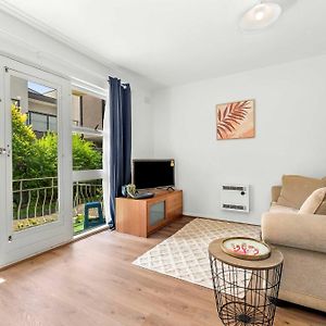 Spacious 1-Bedroom Apartment With Car Space Melbourne Exterior photo