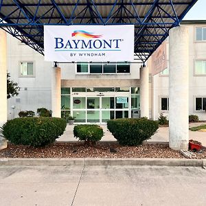 Baymont By Wyndham Kingdom City Otel Exterior photo