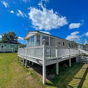 Lovely Caravan With Decking At Breydon Water In Norfolk Ref 10027Rp Otel Belton with Browston Exterior photo