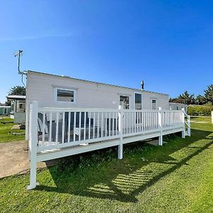 Gorgeous Caravan With Decking In Breydon Water Holiday Park, Ref 10081B Otel Belton with Browston Exterior photo