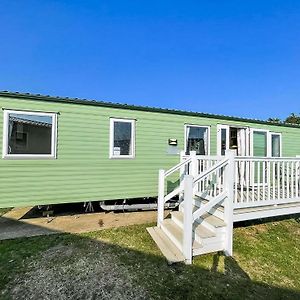 Lovely 8 Berth Caravan With Decking At Breydon Water Holiday Park Ref 10035Rp Otel Belton with Browston Exterior photo