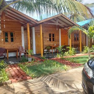 Dots Bey Beach Cabana Uppuveli Otel Trincomalee Exterior photo