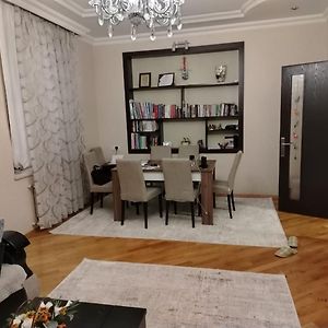 House With 3 Bedrooms,1 Living Room And A Kitchen In Bakikhanov District, Near Tolkuchka Bakü Exterior photo