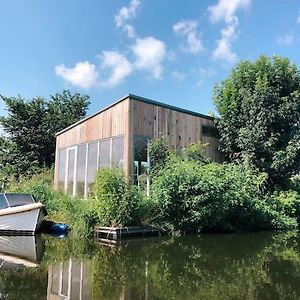 Houten Veenhuisje Aan Het Water Met Uitzicht Daire Wilnis Exterior photo