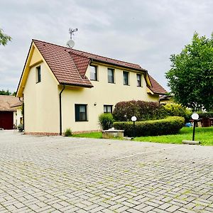 Penzion Hurka Otel Pardubice Exterior photo