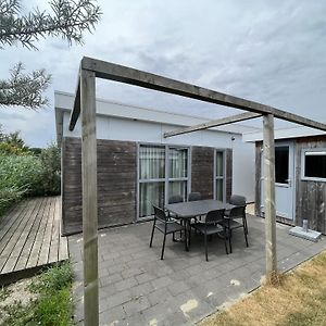 Enticing Chalet Beachside Villa Hellevoetsluis Exterior photo