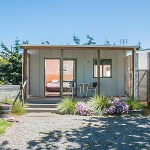 Martinborough Top 10 Holiday Park Otel Exterior photo