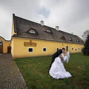 Dvur Olsiny -Hotel And Horse-Riding Karviná Exterior photo