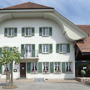 Auberge De La Croix Blanche Otel Villarepos Exterior photo