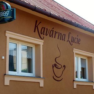 Kavarna Lucie S Ubytovanim Otel Horní Těrlicko Exterior photo