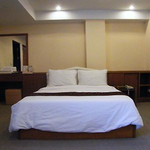 Grand Leo Hotel Singburi Room photo