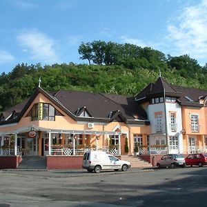 Galcsik Fogado Otel Salgótarján Exterior photo