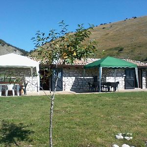 Chalet Vista Lago Otel San Gregorio  Exterior photo