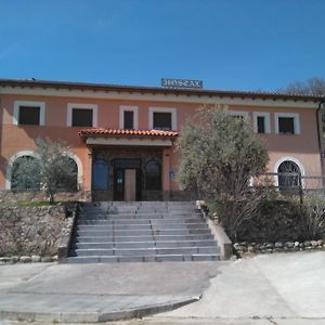 Hostal Miraflor De Las Cadenas Otel Cuacos De Yuste Exterior photo