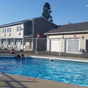 Fox Motor Inn Greater Napanee Exterior photo