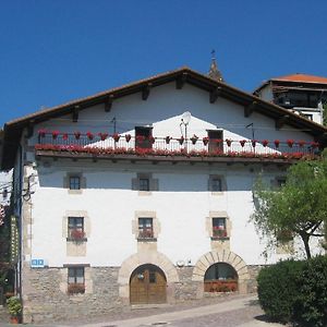 Hostal Ezkurra Otel Exterior photo