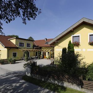 Privatzimmer Und Ferienwohnungen Leeb Persenbeug Exterior photo