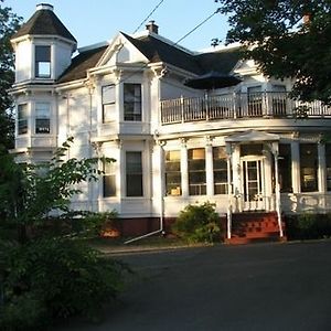 Evangeline'S Tower Bed & Breakfast Otel Parrsboro Exterior photo