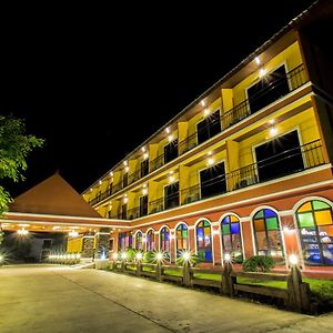 Maladee Hotel Uttaradit Exterior photo