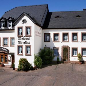 Gastehaus Weingut - Frohliches Weinfass Otel Kenn Exterior photo