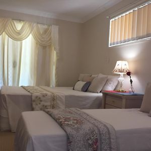 Theme Parks Amituofo Homestay Gold Coast Room photo