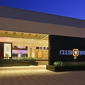 Club One Otel Manor Exterior photo
