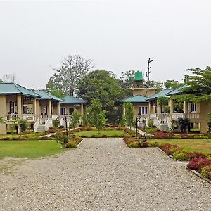 Tharu Mahal Otel Sauraha Exterior photo