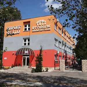 Airport Szallo Otel Tokol Exterior photo