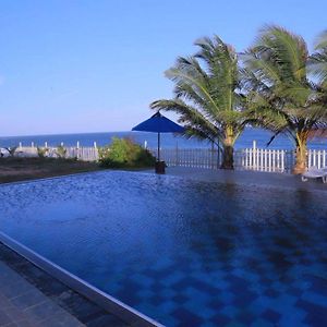 Peacock Beach Hotel Hambantota Exterior photo