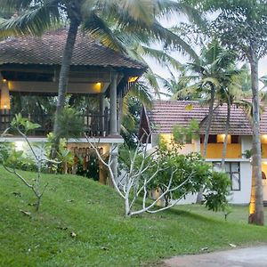 Over The Hill Otel Poovar Exterior photo