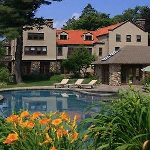 Rock Hall Luxe Lodging Otel Colebrook Exterior photo