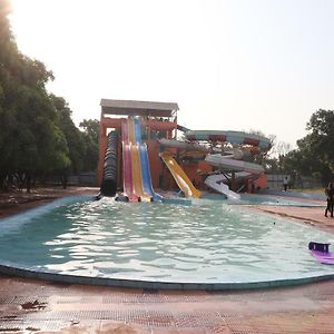 Oyo 30450 Aamrapaali Water Park Otel Kakori Exterior photo