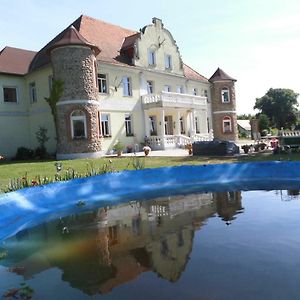 Gutshaus Darsikow Otel Exterior photo