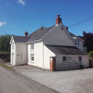 Ty Newydd Bed & Breakfast Llangadog Exterior photo