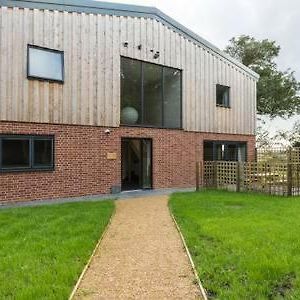 Oak & Hazel, Heath Row Barn Daire Overton  Exterior photo