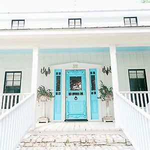 The Frenchie Otel Round Top Exterior photo